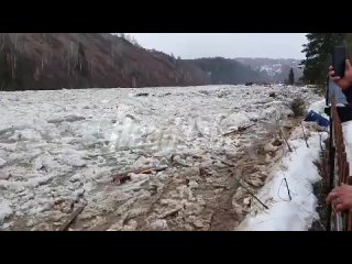 Экстренные службы подорвали ледовый затор в Кемеровской области — вода начала отходить с поселения Усть-Кабырза