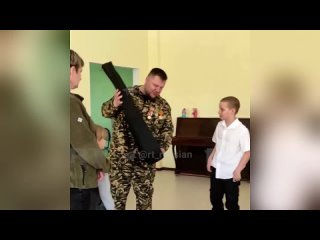 Вдова бойца СВО исполнила последнее желание мужа и подарила гитару самарскому школьнику