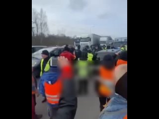 «За шо, курва?» — в Польше украинские водители попытались перекрыть дорогу в отместку за закрытую с незалежной границу, но полиц