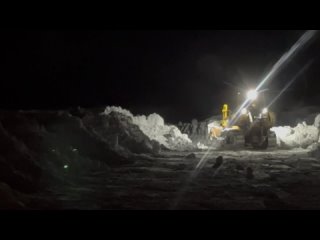 Бульдозер ЧЕТРА Т20 в Якутии на расчистке завалов из снега | март 2024