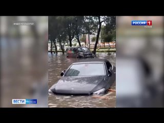 Пскович, чемпион мира по зимнему плаванию Марк Мордовцев совершил заплыв по затопленным улицам Дубая. Это видео он разместил