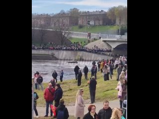 В Ивангороде проходит праздничный концерт, посвященный Дню Победы — послушать песни военных лет пришли и на другом берегу Нарвы,