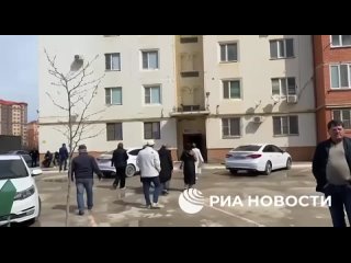 Видео с места антитеррористической операции в дагестанском Каспийске. Местным жителям уже разрешили вернуться в свои квартиры