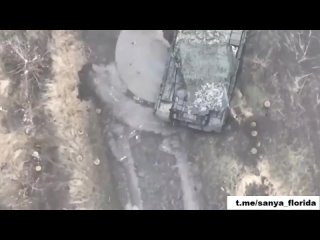 🇷🇺 Командир российского танка Т-80БВ выходит и вручную расчищает путь от украинских мин под огнем противника, чтобы его машина м