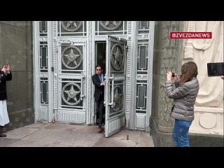 Посол Франции вышел из здания МИД РФ, где пробыл около 40 минут, он не стал общаться с прессой