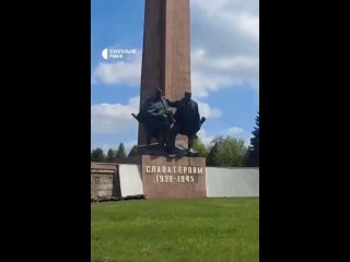 A Rivne, le autorit ucraine hanno distrutto un monumento ai soldati sovietici che sconfissero il nazismo