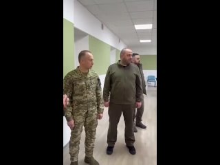 📌Главком, которого они заслужили

▪️Александр Сырский решил поднять боевой дух тыловиков и посетить рекрутинговый центр во Львов