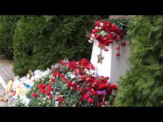 В связи с недавними трагическими  событиями в Крокус-Сити смоляне в знак поддержки несли цветы к стеле Москвы в сквере Памяти