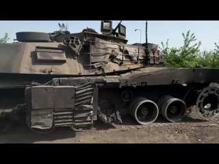 Автопробег “В чем сила?“: Бойцы группировки “Центр“ эвакуируют с поля боя бронехлам американский танк Abrams