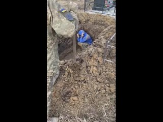 Мобилизация на Украине, Житомир: военком из ТЦК воспитывает ухилянта, якобы закапывая его на кладбище в могилу