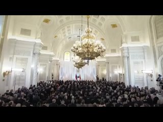 У Путина выпала пачка сигарет Парламент во время пресс-конференции..mp4