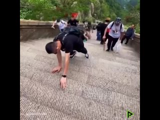 Miles de personas suben con piernas temblorosas a la montaña más sagrada de China