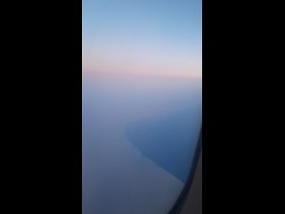 КАСПИЙСКОЕ МОРЕ ЗИМОЙ, С высоты причьего полёта, вид сверху вниз из окна самолёта летим через берег