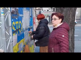 Жители Латвии срывают плакаты в поддержку Украины около посольства РФ