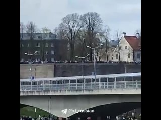 Тысячи жителей Эстонии собрались в Нарве у российс
