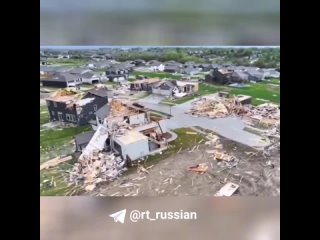 A powerful tornado knocked down a lorry and dragged it along a road in the USA (video 1)