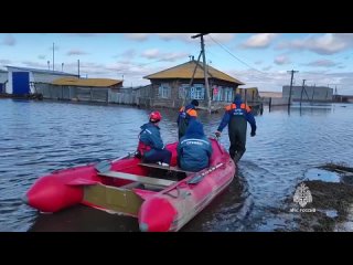 Курган: людей эвакуируют на лодках