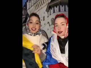 Две русские девушки записывали для соцсетей славный ролик с русскими врагами. Внезапно откуда-то выползла марсианская форма жизн