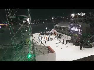 В Тюмени во время соревнований по сноуборду рухнул трамплин, на котором стояли десятки людей. По словам организаторов, причина в
