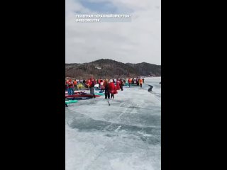 131 человек устроил заплыв на льдине