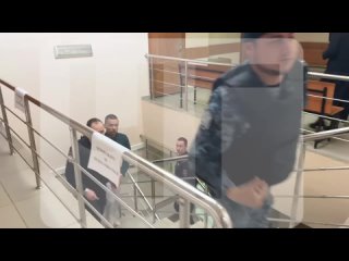 Уфимца Александра Шарафутдинова доставили в суд. Накануне он нанес смертельный удар ножом Александру Ефимову