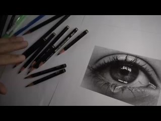 Charles laveso. Как нарисовать реалистический глаз черным карандашом и графитовым порошком (исп. яз.)