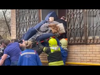 Мужчину весом больше 300 килограммов сегодня вытаскивали из квартиры в Москве через окно