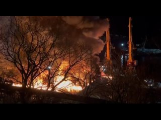 Крупный пожар полыхает в порту Петропавловска-Камчатского