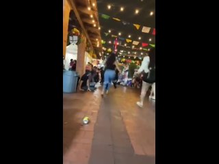 Une fusillade lors d'une fte sur la place du march  San Antonio, au Texas, a fait deux morts et quatre autres blesss. L'in