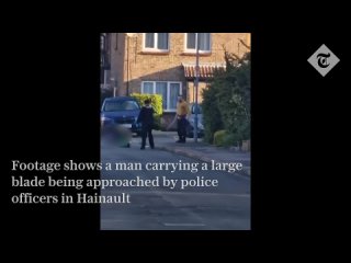 Мужчина на автомобиле протаранил дом в пригороде Лондона, после чего с катаной в руках напал на прохожих и полицейских