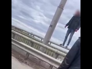 В Башкирии предотвратили попытку самоубийства мужчины, который собирался прыгнуть с Затонского моста