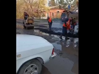 Кладут асфальт в воду, Омск