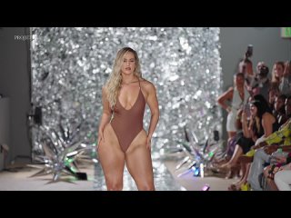 Marissa Dubois slow motion walk _ Art Miami 2023 _ Fusion Fashion Events