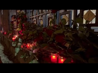 Граждане Франции, Узбекистана, Молдовы, Эстонии начали приносить цветы к посольствам России в память о погибших во время теракта
