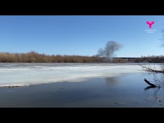 Для устранения заторов льда на реке Ишим проводятся взрывные работы.  (на видео)