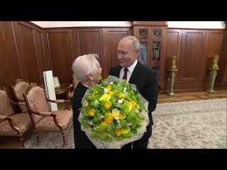 Слова о любви, объятия и улыбки: Кто первым зашёл в кабинет Путина после инаугурации