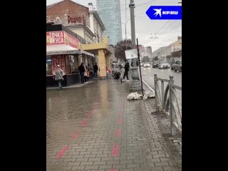 В Екатеринбурге толпа парней на электросамокатах сбила с ног женщину с палочкой