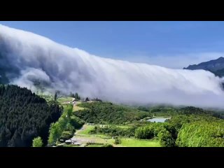 Водопад из облаков заметили в китайском районе Наньчуань