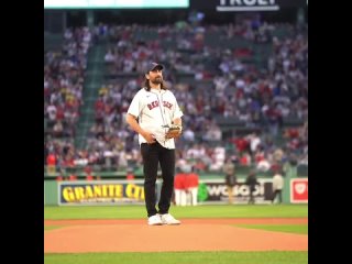 Noah Kahan's reaction to bouncing his first pitch at the Red Sox game tonight