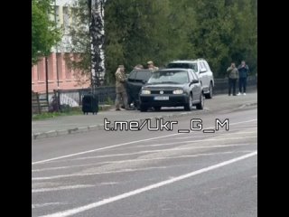 отрудники ТЦК избивают украинского “добровольца“ и насильно пытаются запихнуть в автомобиль