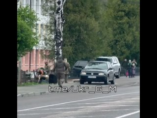 Сотрудники ТЦК избивают украинского добровольца и насильно пытаются запихнуть в автомобиль