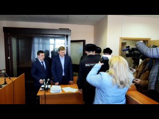 Бывшего председателя Правительства Мордовии Владимира Сидорова доставили в зал судебного заседания под конвоем. Он появился в ма
