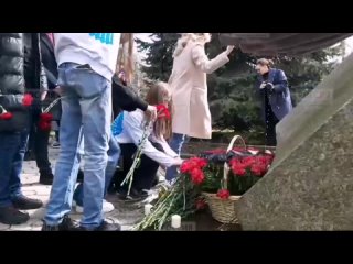 Акции памяти погибших в теракте в “Крокус Сити Холле“ проходят сегодня в Северной Осетии. Представители администрации Владикавка