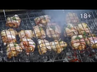 Высоцкая готовит мясо на огне с комментариями 18+