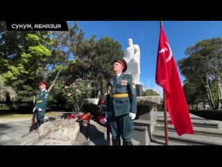 Акция Огонь памяти прошла у памятника Неизвестному солдату на набережной Диоскуров в Сухуме.