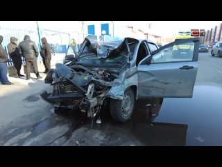 Машина врезалась в теплотрассу в Сургуте  водитель погиб.