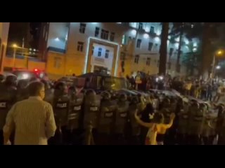 Ondertussen proberen ze in Georgi opnieuw de Maidan te herhalen  een menigte probeert door te breken naar het gebouw van het G