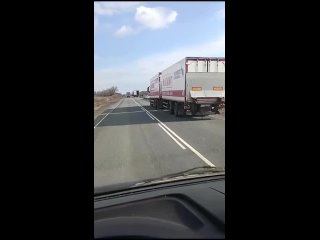 На орской трассе фура сети Магнит с бутилированной водой сошла в кювет.