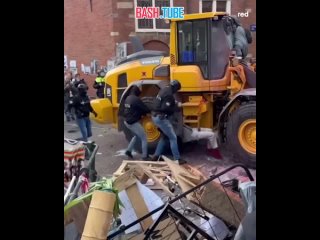 Голландская полиция демократично избивает и проламывает черепа своим согражданам студентам в Амстердаме