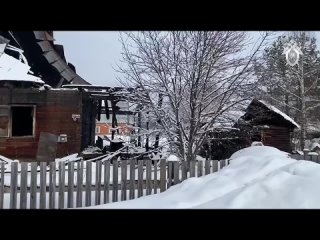 Видео с места пожара в Турочаке, где вчера вечером погибли 12-летняя девочка и годовалый малыш.
